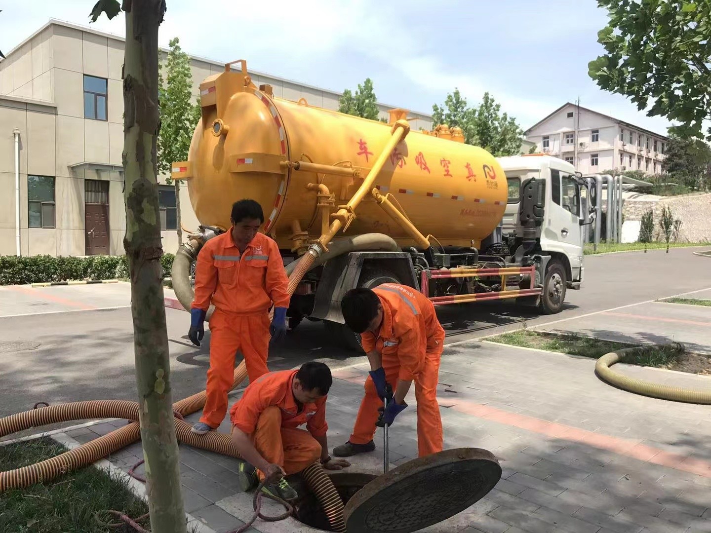 排浦镇管道疏通车停在窨井附近