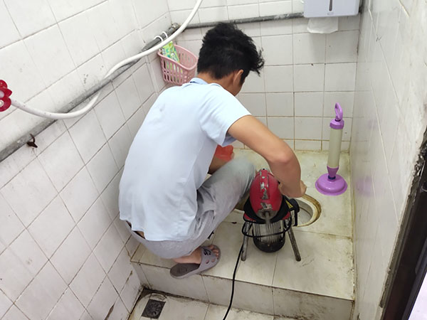排浦镇管道堵塞冒臭气 专业师傅现场解决问题